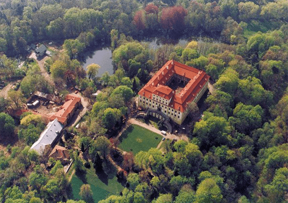 V Jirkově vznikl hmyzí domov v torzu kmene