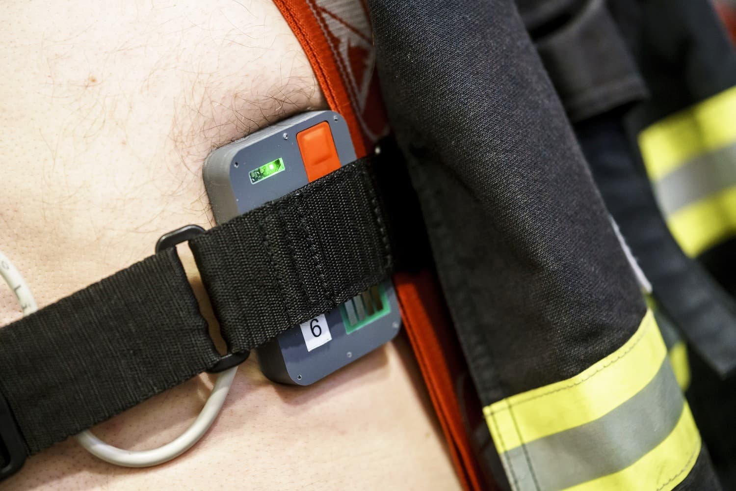 ČVUT vyvíjí pás pro sledování stavu hasičů i vojáků během zásahu