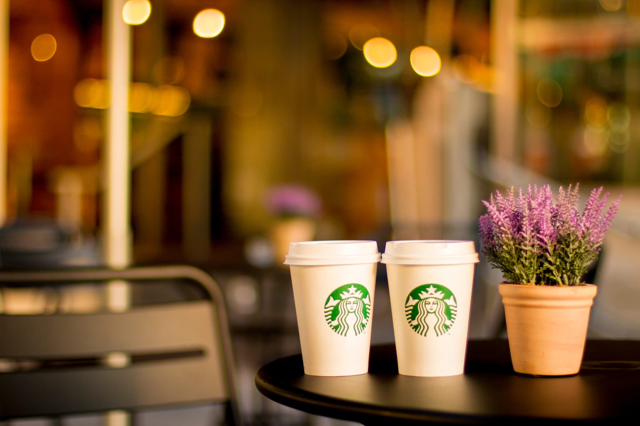 Starbucks v zahraničí testuje recyklovatelné kelímky