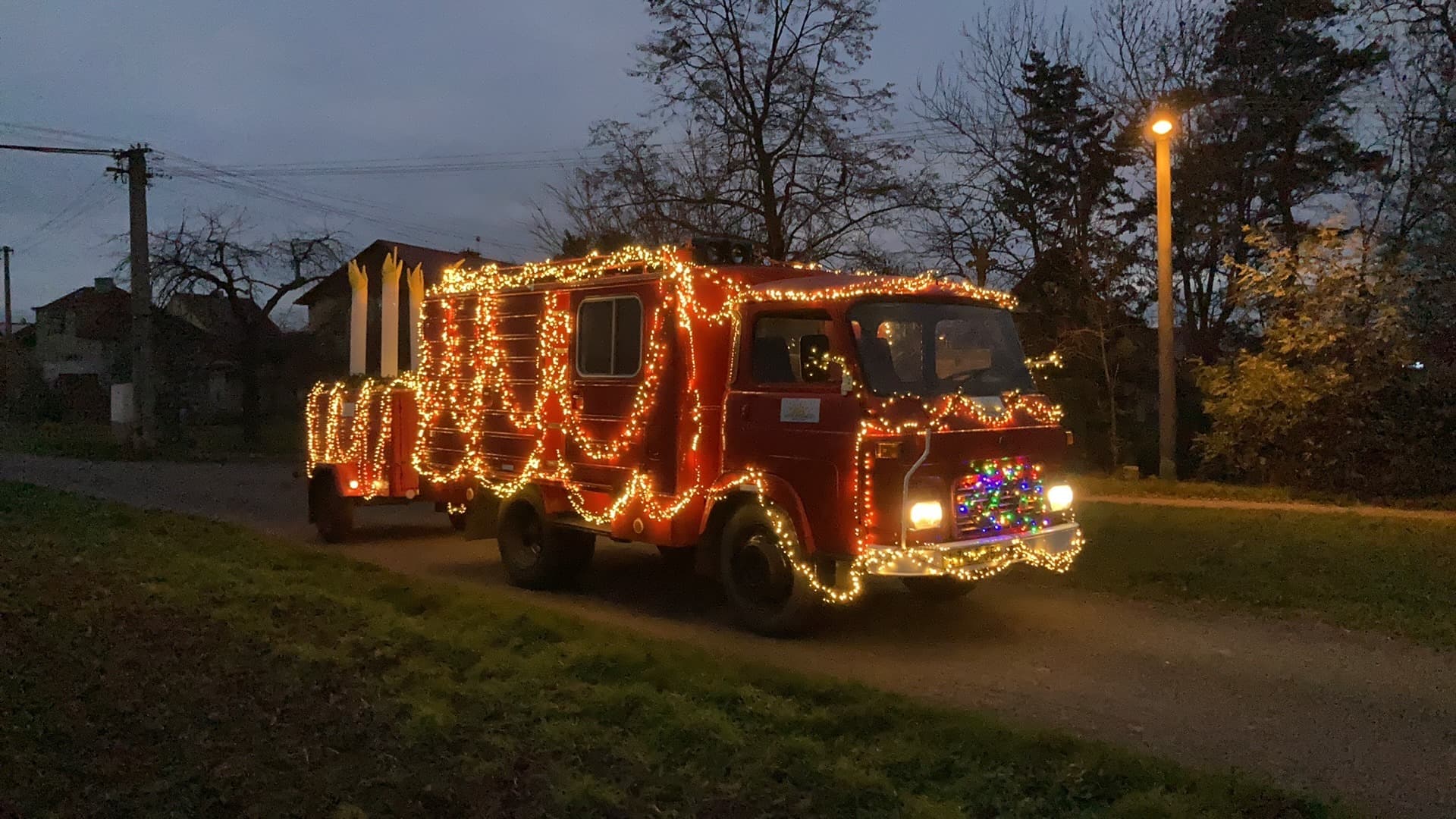 Vánoční kamion jako z reklamy. Nadšenci ze Středokluk rozdávají radost adventním vozem