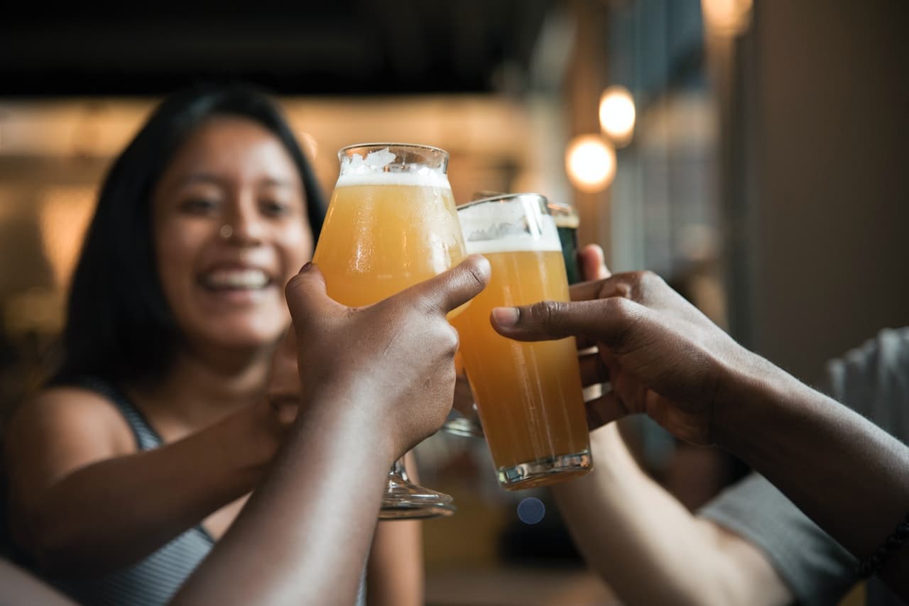 Na zdraví! Odpusťte si drink a podpořte ty, kteří s pitím bojují
