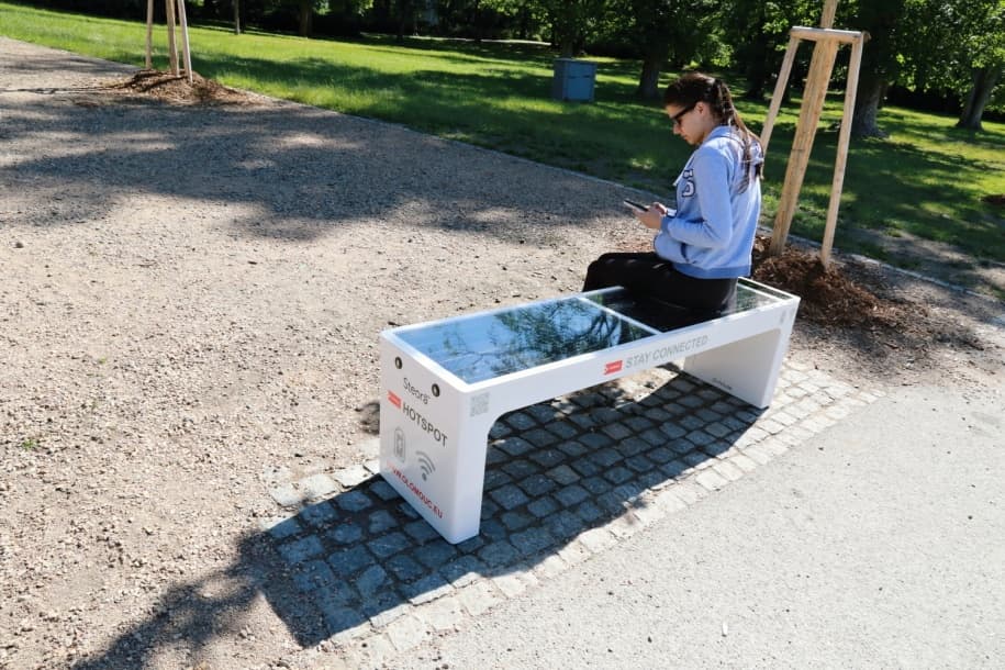 Olomouc má solární lavičky, součástí je wifi i nabíječka