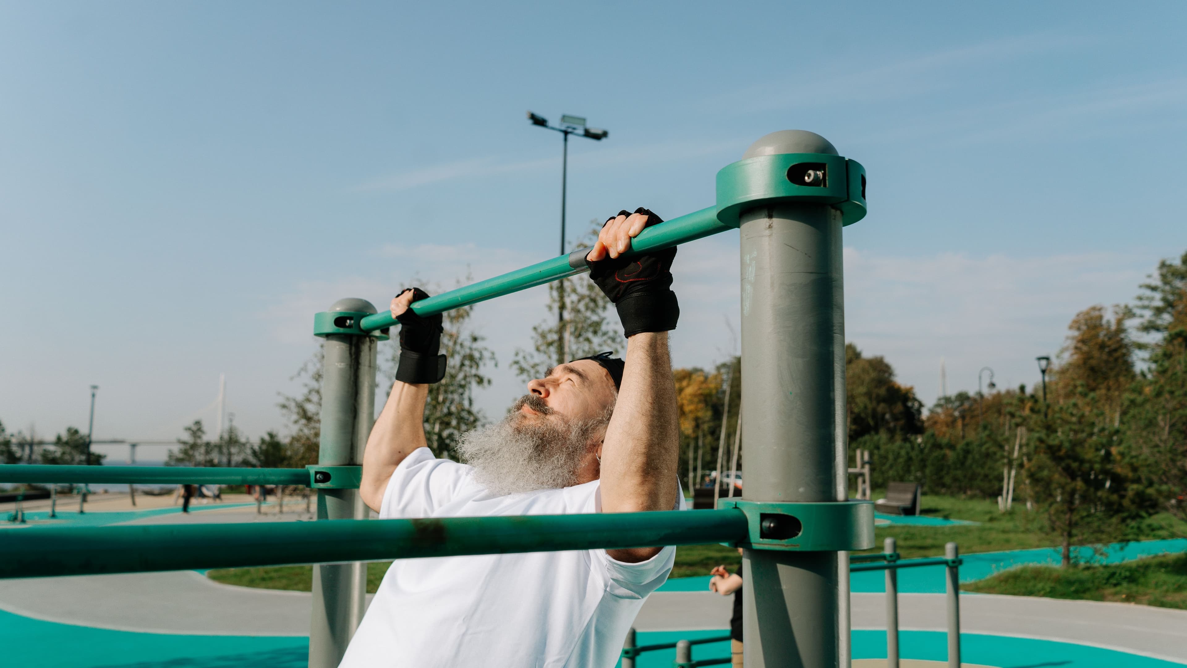 Senioři v létě cvičí venku zdarma a hrají sportovní hry