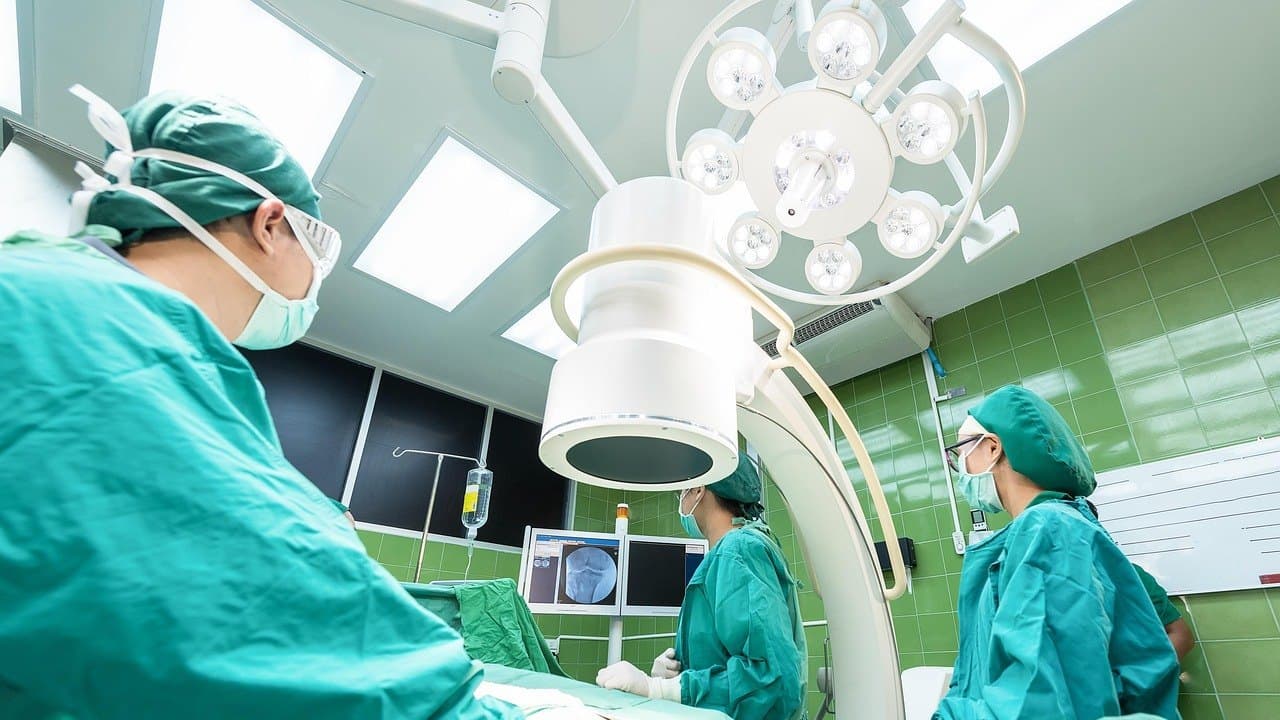 První v Česku, třetí na světě: Budějovice operují mozek hologramem.