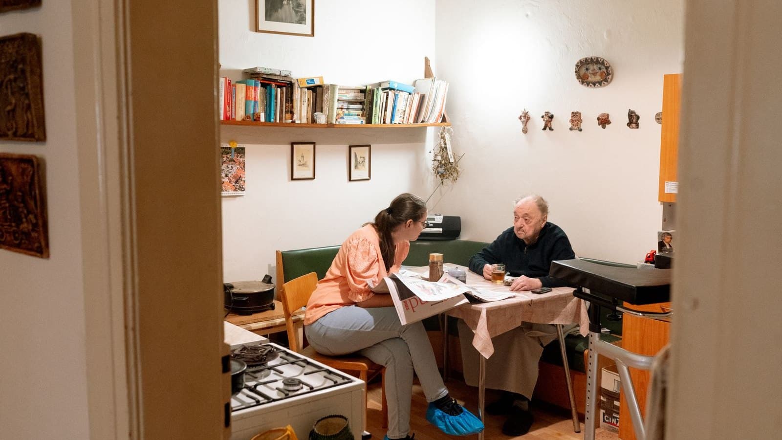 Péče o seniora doma: stát zaplatí víc, než rodiny tuší