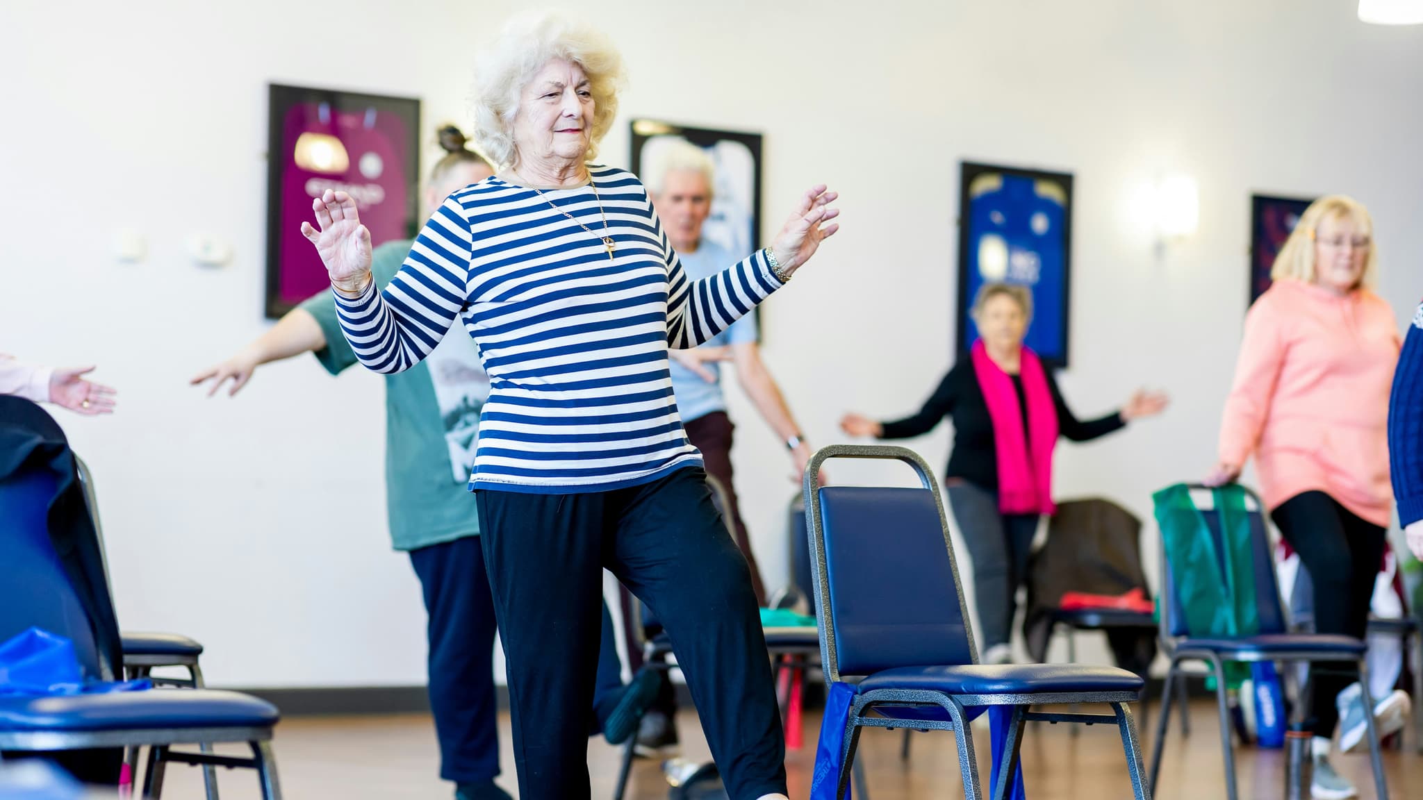 Tyto cviky na rovnováhu snižují seniorům riziko pádů o čtvrtinu