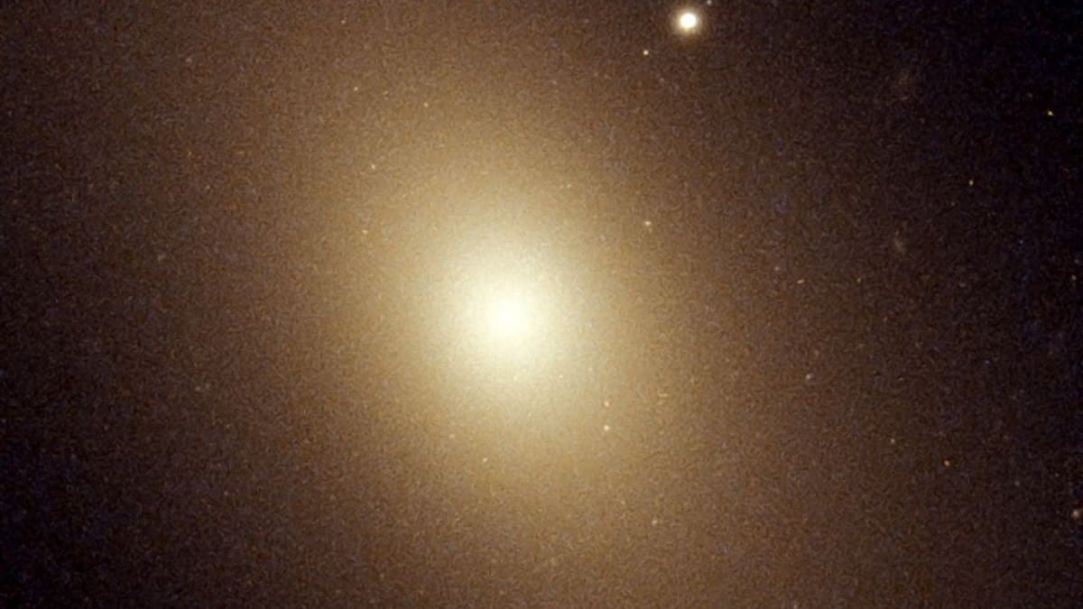 Sedmnáct Mléčných drah v řadě. Tak široká je největší známá galaxie