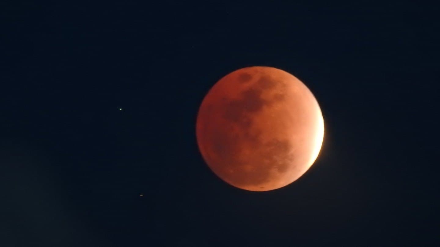 Měsíc 28. srpna zrudne, jasný zůstane jen tenký proužek.